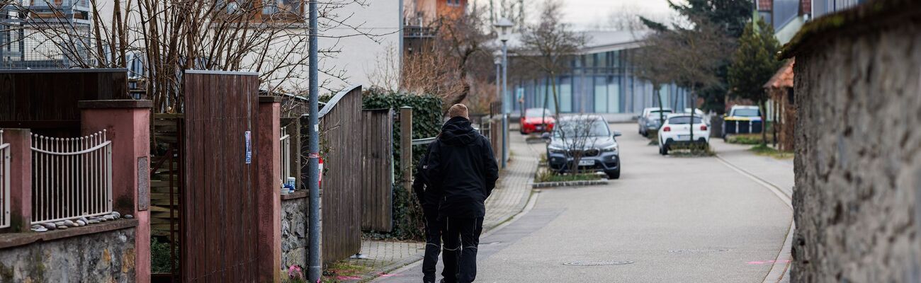 Polizisten haben hier auf einen Mann geschossen, der seine Lebensgefährtin und das gemeinsame Kind geschlagen und mit einer Schrotflinte bedroht hat. Der 48-Jährige starb nach einer Notoperation im Krankenhaus., © Philipp von Ditfurth/dpa