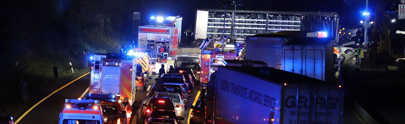 Ein Lastwagenfahrer aus Polen, der Ende November auf zwei Autobahnen in NRW, für eine Schneise der Verwüstung gesorgt hatte, war wohl schuldunfähig. (Archivbild), © Sascha Thelen/dpa