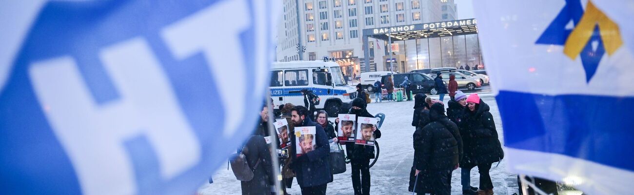 Teilnehmer stehen während einer Kundgebung vor der Berlinale-Eröffnung für die israelischen Schauspieler Ariel und David Cunio, die sich in Gefangenschaft der Hamas befinden, auf dem Potsdamer Platz. (Archivbild), © Sebastian Christoph Gollnow/dpa