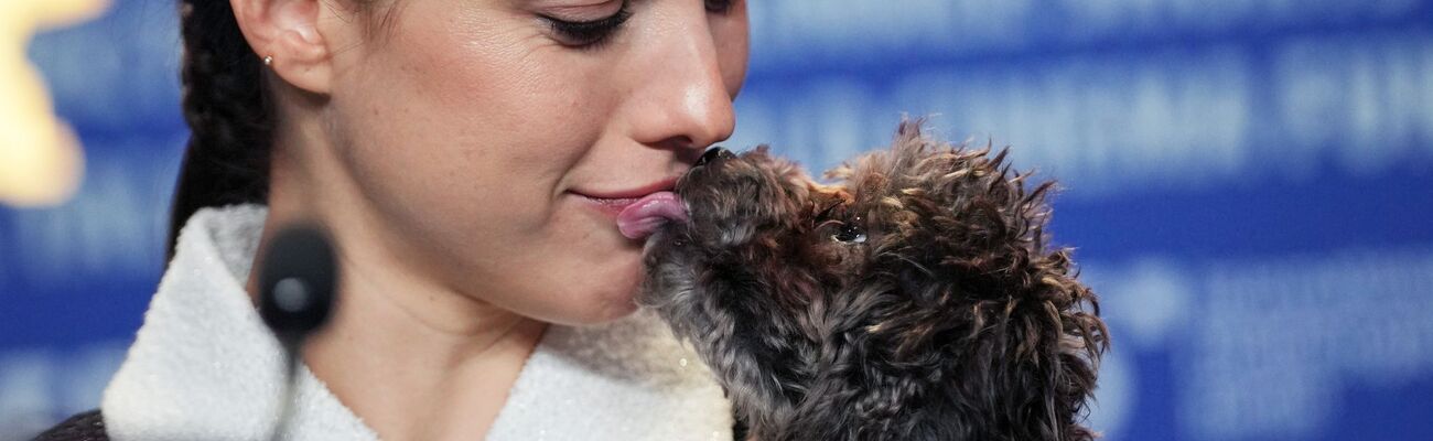 Margaret Qualley präsentierte ihren Hund erstmals der Öffentlichkeit., © Soeren Stache/dpa