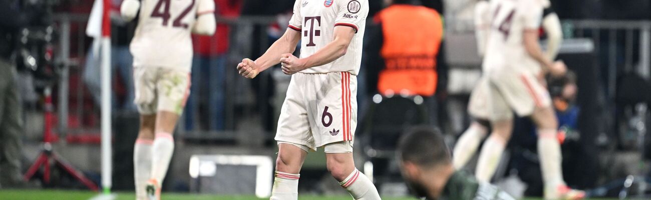 Der Moment der Befreiung und Erlösung: Joshua Kimmich (M) beim Jubel nach dem ganz späten Ausgleichstor des FC Bayern., © Sven Hoppe/dpa