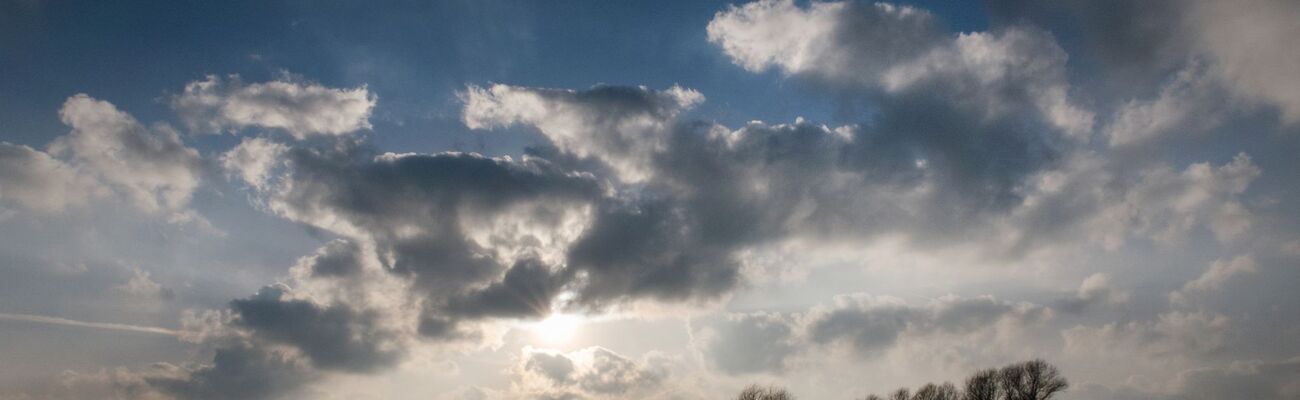 Sonne, Wolken und Regen: Das Wochenende in NRW wird wechselhaft. (Archivbild), © Martin Gerten/dpa