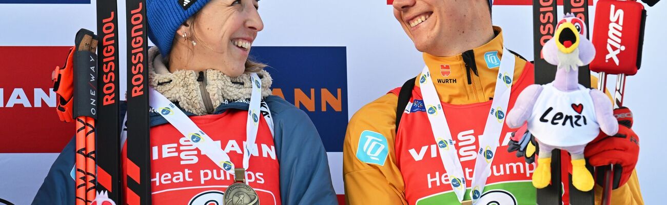 Franziska Preuß und Justus Strelow strahlen auf dem Siegerpodest., © Martin Schutt/dpa