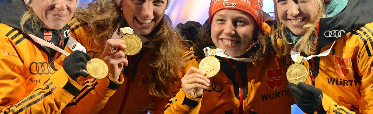 Franziska Hildebrand, Vanessa Hinz, Laura Dahlmeier und Franziska Preuß mit ihren Goldmedaillen 2015., © picture alliance / dpa