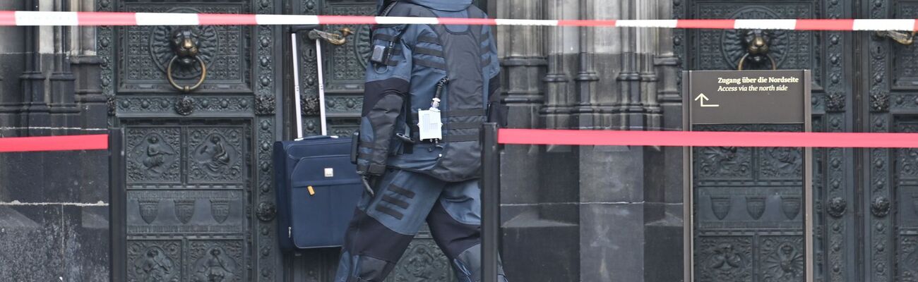 Wegen eines herrenlosen Koffers musste ein Portal zum Kölner Dom geschlossen bleiben., © Henning Kaiser/dpa