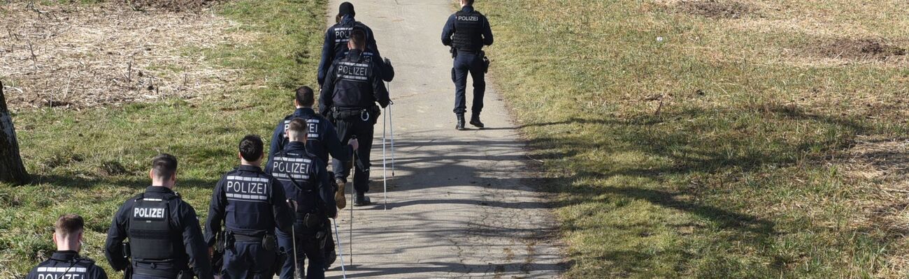 Einsatzkräfte der Polizei suchen das Fundgebiet nach Hinweisen ab. , © Jonas Günther/dpa