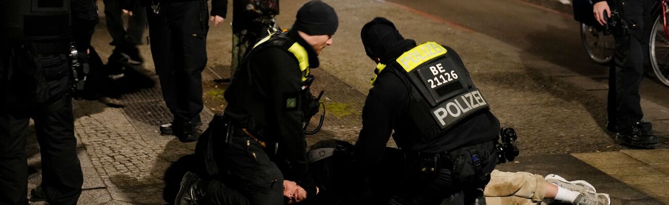 Nach der Attacke am Holocaust-Denkmal in Berlin hat die Polizei einen Verdächtigen festgenommen. , © Ebrahim Noroozi/AP/dpa