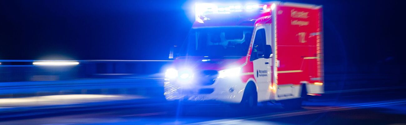 Mehrere Rettungswagen brachten die Verletzten in Krankenhäuser. (Symbolbild), © Marcel Kusch/dpa