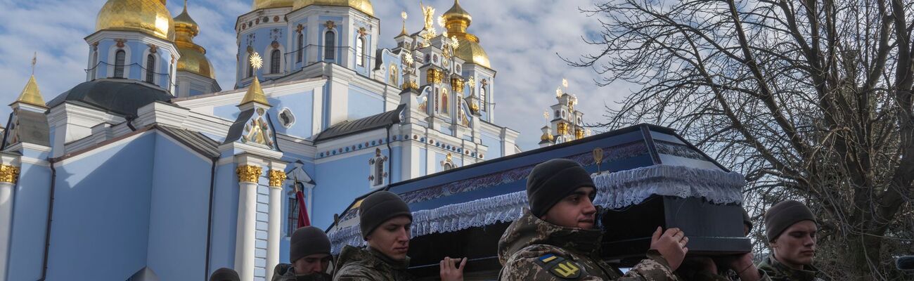 Soldatenbegräbnisse sind für die Ukraine bitterer Alltag geworden. (Archivbild), © Efrem Lukatsky/AP/dpa