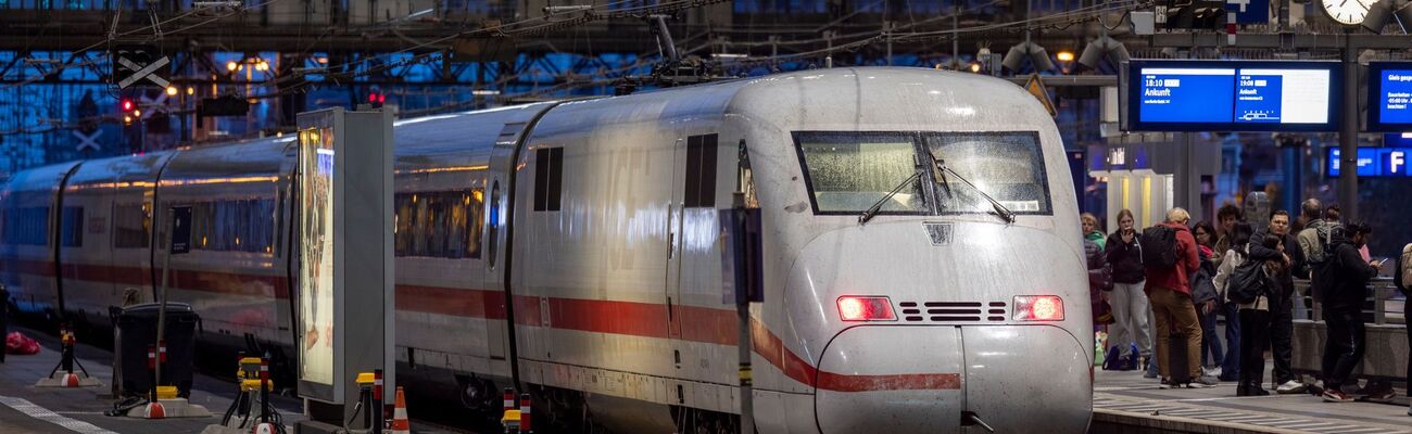 Ein ICE im Kölner Hauptbahnhof. Am 23. Februar wird der Fernverkehr hier für zwölf Stunden umgeleitet. (Archivbild), © Thomas Banneyer/dpa