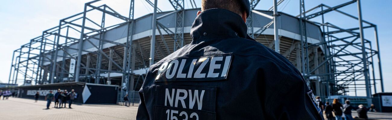 Stau auf der Anfahrt zum Borussia-Park, © David Inderlied/dpa