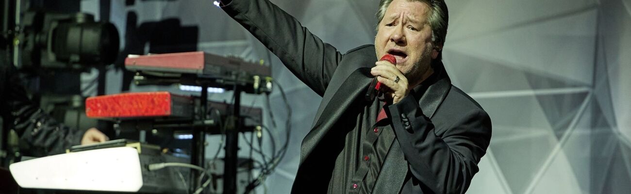 Sänger Claudius Dreilich singt auf der Bühne. , © Joerg Carstensen/dpa