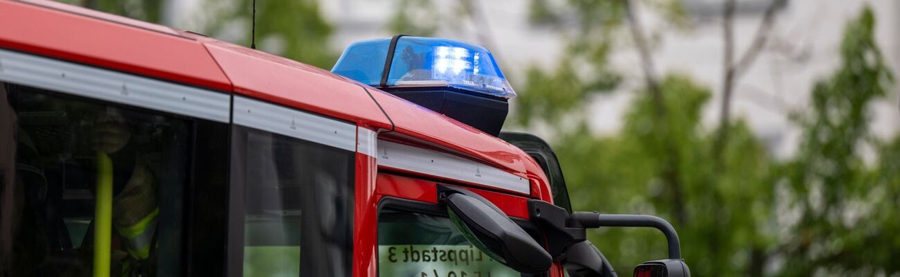 Feuerwehr und Rettungsdienst waren den Angaben zufolge mit 31 Fahrzeugen im Einsatz. (Symbolbild), © David Inderlied/dpa