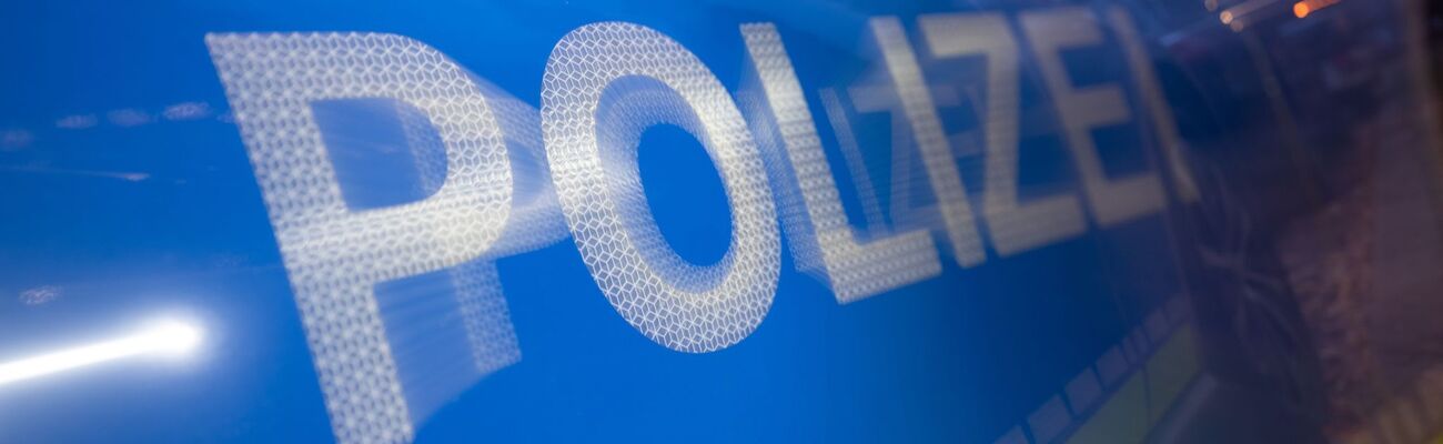 Nachdem er gewählt hat, hat ein mutmaßlich psychisch kranker Mann vor einem Wahllokal in Krefeld mit einem Messer in der Hand Passanten bedroht. (Symbolfoto), © Marijan Murat/dpa