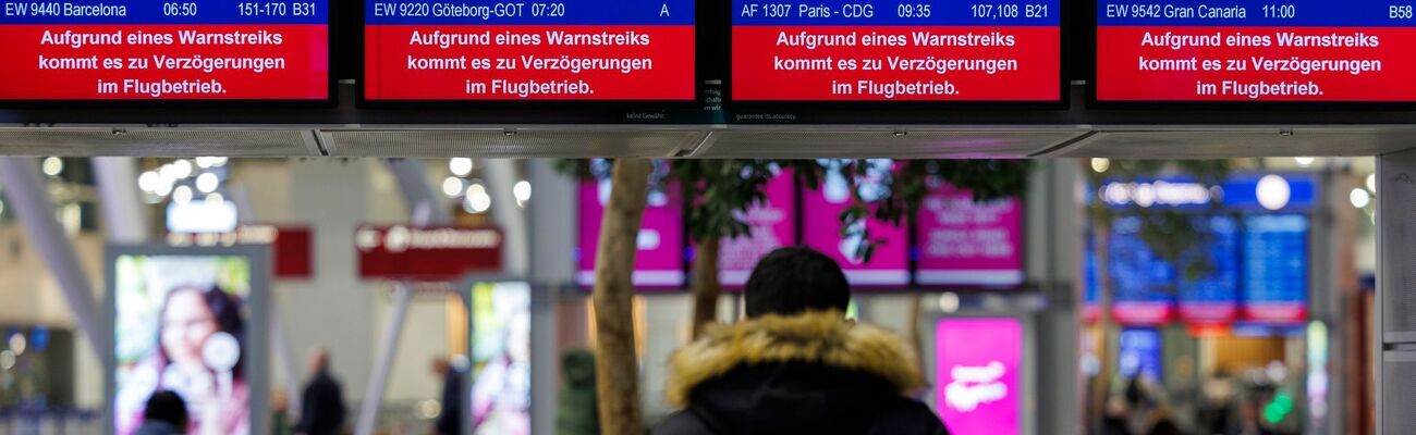 Am Düsseldorfer Airport hat ein eintägiger Warnstreik der Dienstleistungsgewerkschaft Verdi begonnen, am Kölner Flughafen begann der Ausstand schon am Sonntagabend. , © Christoph Reichwein/dpa