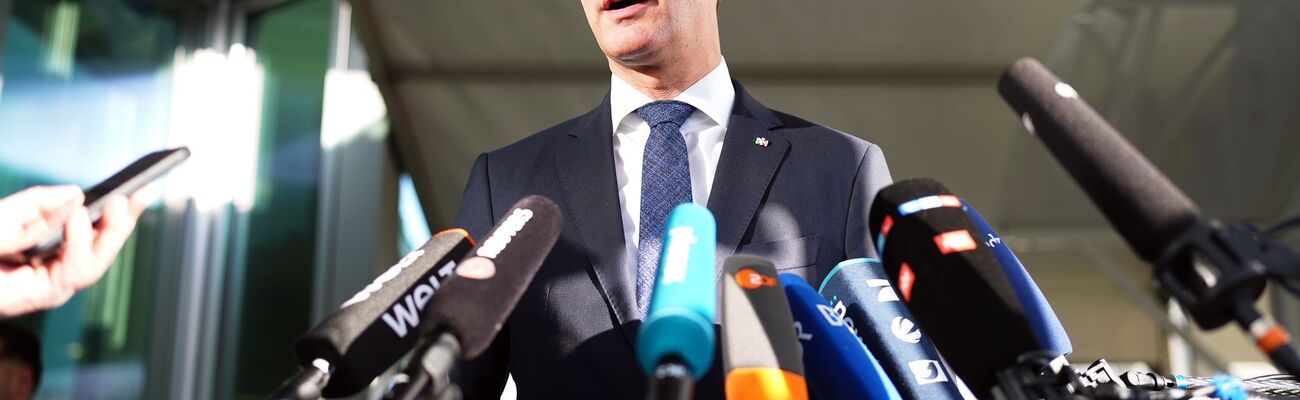 NRW-Ministerpräsident Hendrik Wüst (CDU) hält auch nach der Bundestagswahl am vorgezogenen Kohleausstieg bis 2030 in Nordrhein-Westfalen fest., © Marcus Brandt/dpa