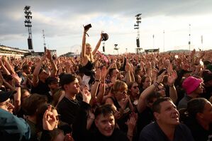 Fans feiern den Auftritt der kanadischen Rockband “Billy Talent“ beim Open-Air-Festival "Rock am Ring"., © Thomas Frey/dpa