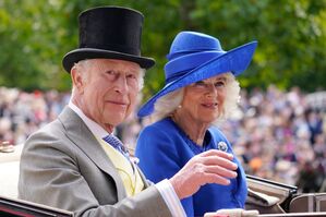 König Charles III. (l) und Königin Camilla kommen in einer Kutsche in Ascot an., © Alberto Pezzali/AP