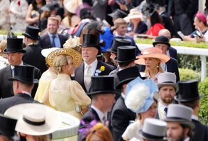 Zara Tindall, Tochter von Prinzessin Anne, kommt mit ihrem Mann Mike Tindall zum Pferderennen., © Jonathan Brady/PA Wire/dpa