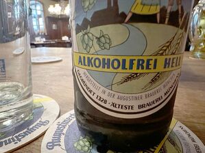 Prost: Die Augustiner-Brauerei hat mit ihrem «Alkoholfrei Hell» viel Aufsehen erregt., © Gregor Tholl/dpa