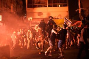 Bei den Massenprotesten gegen Netanjahus Regierung in Tel Aviv kam es zu Rangeleien mit der Polizei., © Leo Correa/AP/dpa