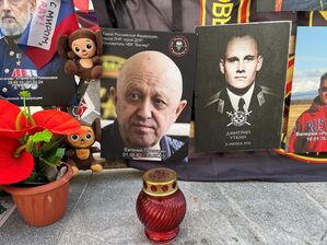 An einer impovisierten Gedenkstätte in Kremlnähe erinnern Fotos an die Gründer der russischen Privatarmee Wagner, Jewgeni Prigoschin (l) und Dmitri Utkin., © Ulf Mauder/dpa