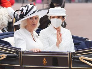 Die britische Königin Camilla (l) und die japanische Kaiserin Masako fahren in einer offenen Kutsche beim Staatsbesuch in Großbritannien., © Jonathan Brady/PA Wire/dpa