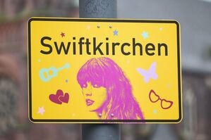 Die Stadt Gelsenkirchen wird im Juli Schauplatz für die «Eras Tour» von Superstar Taylor Swift - und gibt zu Ehren der Musikerin einen neuen «Swiftkirchen»., © Bernd Thissen/dpa