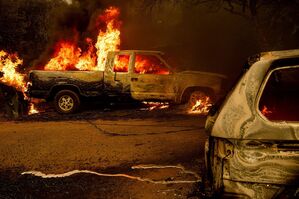 Brennende Fahrzeuge während des Thompson-Feuers, © Noah Berger/AP/dpa