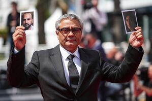 Regisseur Mohammad Rasoulof hielt beim Filmfestival in Cannes Fotos der Schauspieler seines Films hoch. (Archivbild), © Scott A Garfitt/Invision/AP/dpa