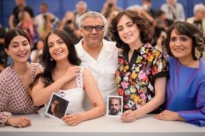 Der Film wurde heimlich im Iran gedreht. Niousha Akhshi (l-r), Setareh Maleki, Mohammad Rasoulof, Mahsa Rostami und Amineh Arani halten Fotos der Schauspieler Soheila Golestani (l), und Missagh Sareh während des Fototermins für den Film hoch. (Archivbild), © Andreea Alexandru/Invision/AP/dpa