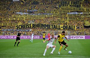 Die BVB-Fans protestieren gegen den Rheinmetall-Deal., © Bernd Thissen/dpa