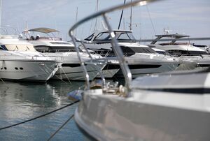 Die Motorjacht wurde inzwischen im Hafen von Porto Cristo ausfindig gemacht. (Symbolbild), © Clara Margais/dpa