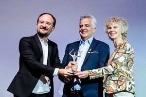 Radek Wegrzyn (l-r), Regisseur, wird bei der Verleihung des Ernst-Lubitsch-Preises 2024 im Zoo Palast mit dem Sonderpreis für seinen Dokumentarfilm «Miss Holocaust Survivor» ausgezeichnet., © Christoph Soeder/dpa