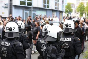 Nachdem zunächst alles friedlich verlaufen sei, hätten einige Teilnehmer einer Demonstration von linken Gruppierungen eine Polizeikette durchbrochen, sagte ein Polizeisprecher., © Gianni Gattus/dpa