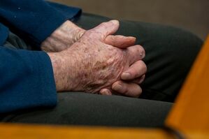 Der 93-Jährige soll seinen Mitbewohner im gemeinsamen Altenheim-Zimmer attackiert haben., © Peter Kneffel/dpa