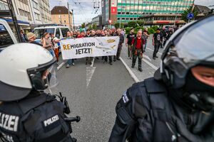 Nach dem Anschlag mit drei Toten in Solingen hat es am Montagabend in der Stadt Demonstrationen gegeben., © Christoph Reichwein/dpa