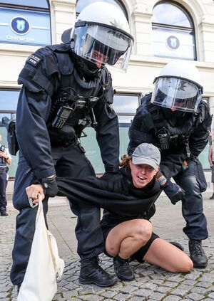 Nach dem Anschlag mit drei Toten in Solingen hat es am Montagabend in der Stadt erneut Demonstrationen gegeben., © Christoph Reichwein/dpa