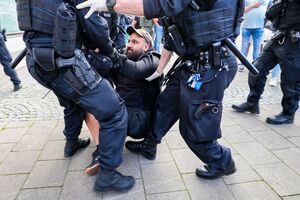 Nach dem Anschlag mit drei Toten in Solingen hat es am Montagabend in der Stadt Demonstrationen gegeben., © Christoph Reichwein/dpa