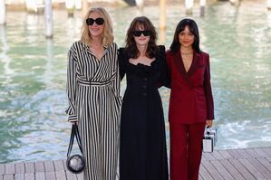 Catherine O'Hara (l-r), Winona Ryder und Jenna Ortega spielen Hauptrollen im Film., © Vianney Le Caer/Invision/AP/dpa