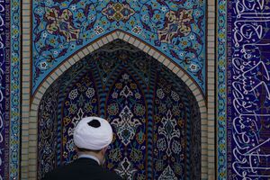 Hadi Mofatteh spricht vor dem Freitagsgebet in der Imam-Ali-Moschee. Bis zum 11. September muss er Deutschland verlassen. (Archivbild), © Marcus Brandt/dpa