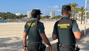 Mitglieder der spanischen Guardia Civil sind nahe eines Strandes im Einsatz. Mehrere deutsche Urlauber sollen einen Taxifahrer krankenhausreif geprügelt und dann versucht haben, die spanischen Polizisten zu bestechen., © Guardia Civil/Europapress/dpa