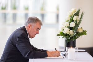 NRW-Innenminister Herbert Reul eilte noch in der Nacht des Anschlags von Solingen zum Tatort, © Rolf Vennenbernd/dpa