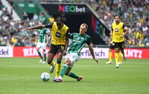 Zweikampf im Bremer Weserstadion: Werders Senne Lynen (r) gegen Dortmunds Jamie Bynoe-Gittens., © Carmen Jaspersen/dpa