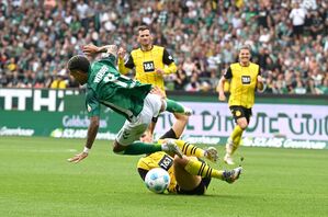 Platzverweis für Dortmund: Nationalspieler Nico Schlotterbeck muss in Bremen mit Gelb-Rot vom Platz., © Carmen Jaspersen/dpa