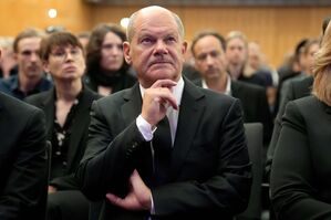 Bundeskanzler Olaf Scholz (SPD) sagt zu, die Politik werde aus dem Verbrechen Lehren ziehen. , © Michael Probst/AP Pool/dpa