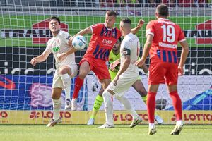 In dieser Szene berührt Augsburgs Schlotterbeck den Ball mit dem linken Arm. Die Folge: Handelfmeter für Heidenheim., © Harry Langer/dpa