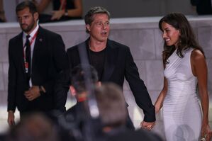 Inés de Ramón begleitete Brad Pitt zur Premiere seines Films «Wolfs»., © Vianney Le Caer/Invision/AP/dpa