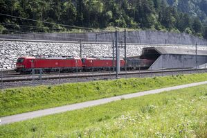 Der Güterverkehr nutzte teilweise die zweite Röhre, Passagierzüge wurden weitgehend über eine Bergstrecke umgeleitet. (Archivbild), © Urs Flueeler/KEYSTONE/dpa