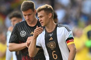 Der neue DFB-Kapitän Joshua Kimmich (r) und die neue Nummer 1 Marc-André ter Stegen., © Federico Gambarini/dpa